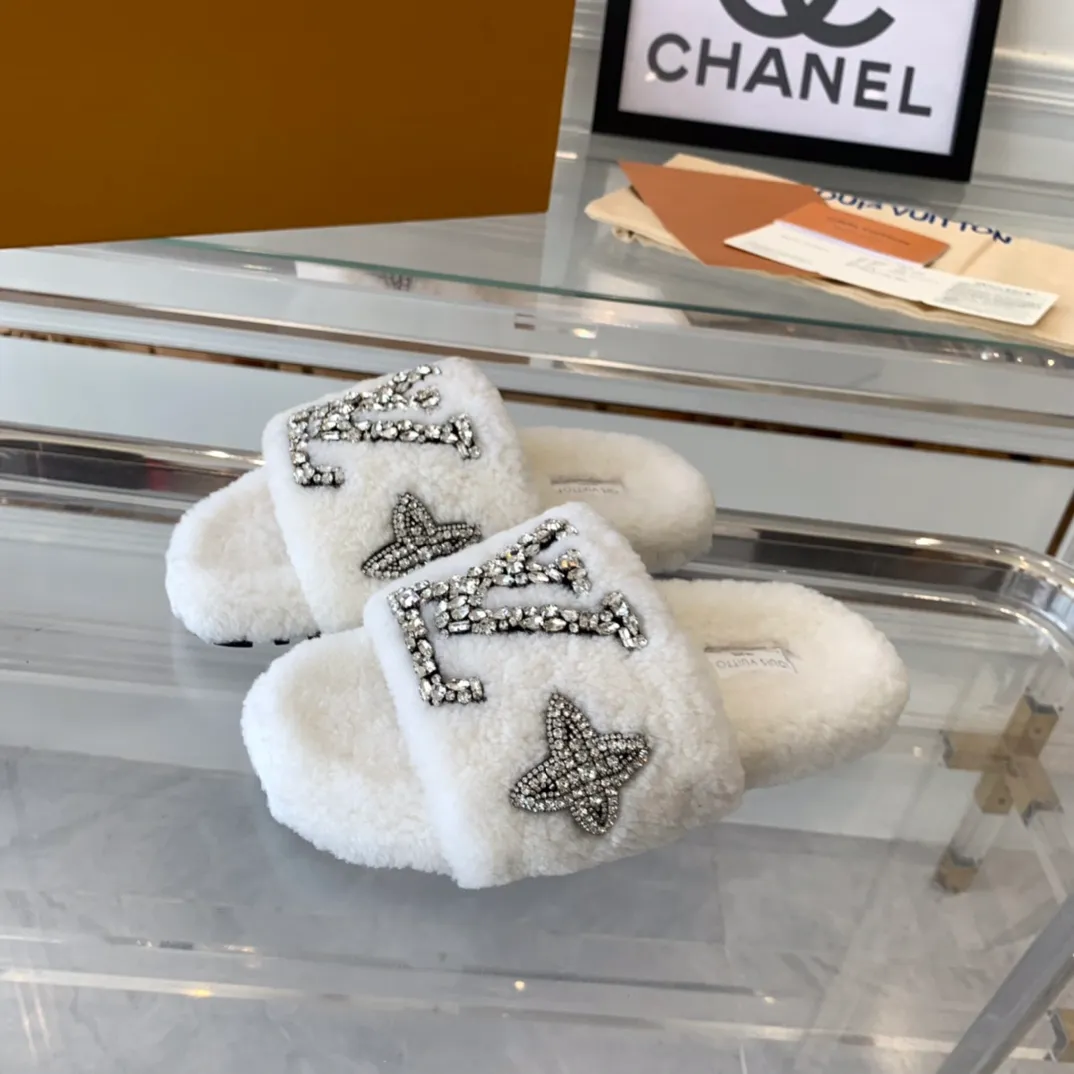 💕💕Factory direct selling price p440💕💕 LV new furry slippers, top version, made of fur and lambswool, hand-sewn with pure crystals, fashionable, low-key luxury, a must-have item for fairies, original molded non-slip rubber outsole Size: 35-40